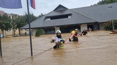 Srce parajoče fotografije: gasilci iz vrtca v Mengšu uspešno evakuirali kar 22 otrok