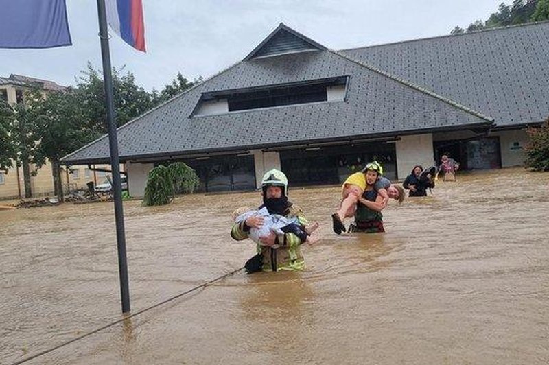 Srce parajoče fotografije: gasilci iz vrtca v Mengšu uspešno evakuirali kar 22 otrok (foto: Facebook/Prostovoljno gasilsko društvo Mengeš)