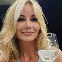 Saša Lendero zgoraj brez! Priljubljena glasbenica odvrgla kopalke in zakurila splet (FOTO)