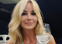 Saša Lendero zgoraj brez! Priljubljena glasbenica odvrgla kopalke in zakurila splet (FOTO)
