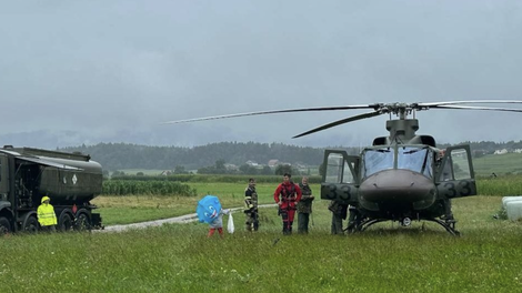 Srce parajoča zgodba o dečku z modrim dežnikom s pošastjo in vrečko prigrizkov 💔