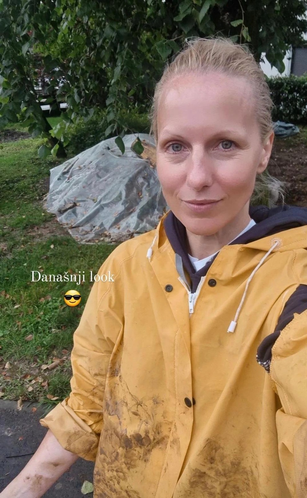 ... za njo res neznačilno fotografijo. Na njej je brez ličil in glede na to, da smo vajeni, da je …