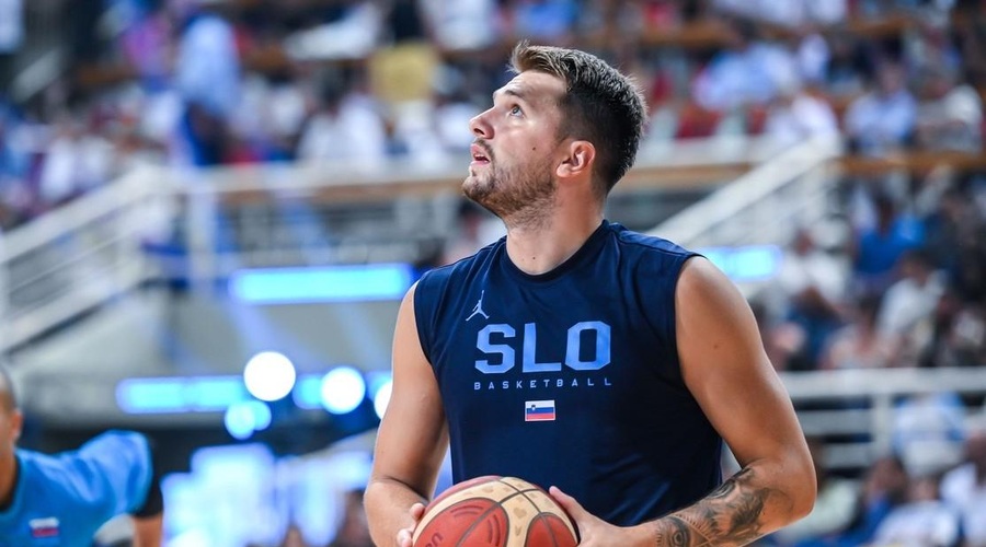 Ooo, poglej kdo je včeraj v prvi vrsti spodbujal Dončića in ekipo (tudi ti boš vesela) (foto: Profimedia)