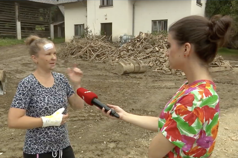 Matero štirih otrok odneslo 20 metrov v dolino in zakopalo do vratu: "Kričala sem, a se me ni slišalo" (foto: Kanal A/Screenshot)