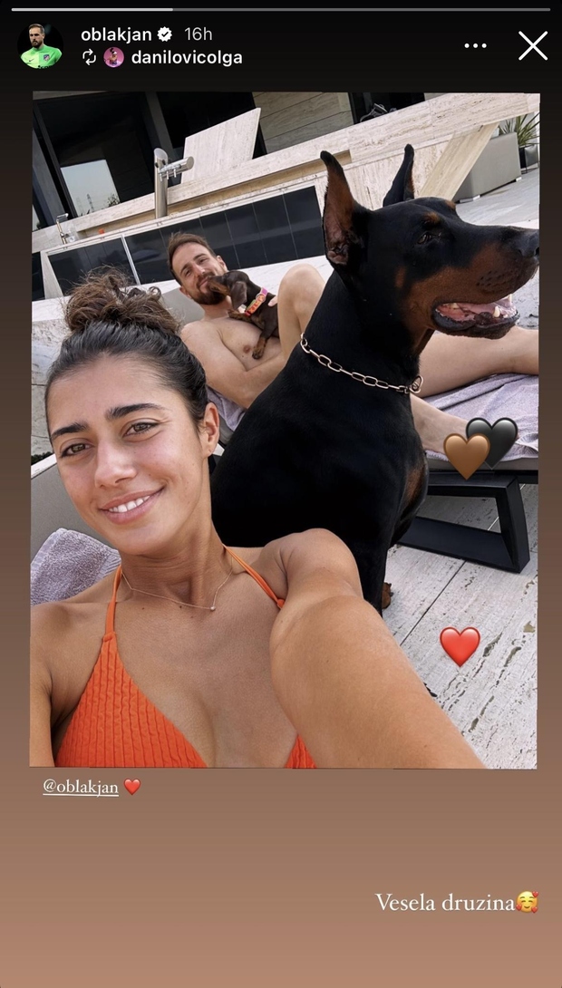 Na Instagramu je delil prikupno fotografijo, na kateri je z izbranko Olgo in v družbi dvehh psov. Pod fotografijo je …