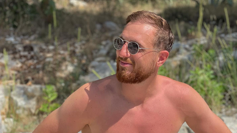 Ja pa ii! Jan Oblak objavil fotografijo s svojo izbranko in zapisal: "Vesela družina"