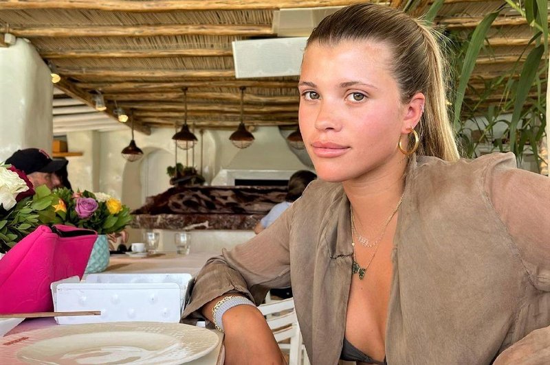 V ZARI smo našle cenejšo različico prečudovite obleke, ki jo nosi tudi Sofia Richie (foto: Profimedia)