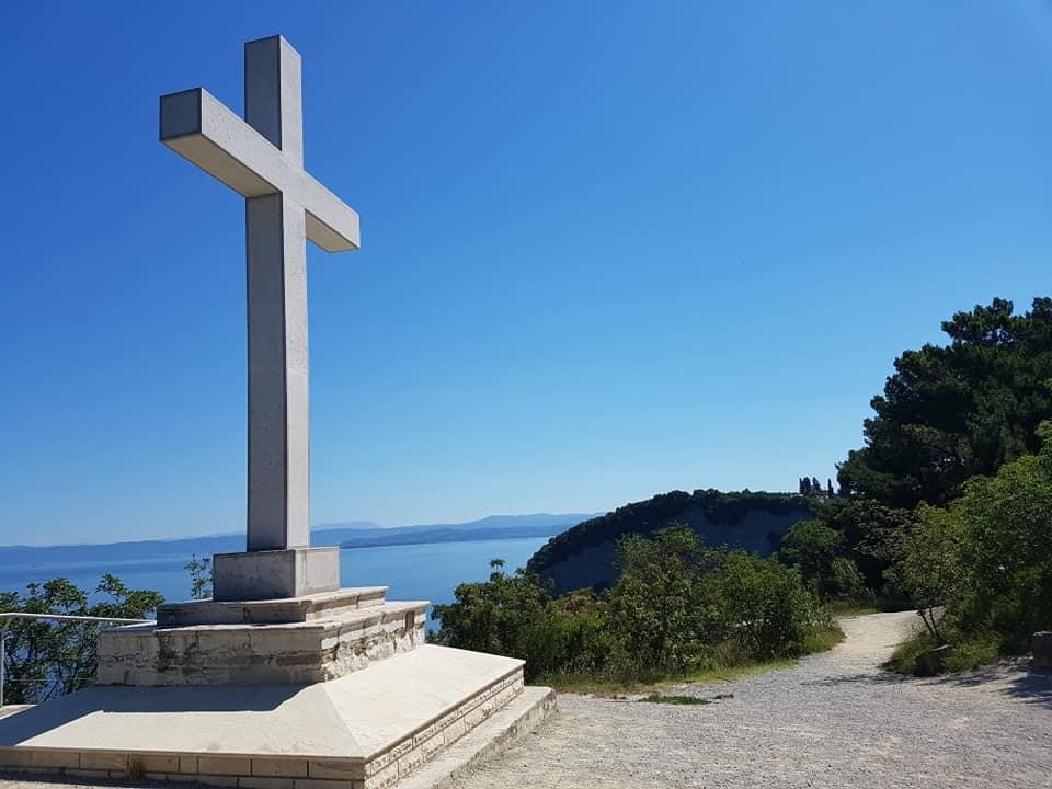 Pot do Mesečevega zaliva vodi mimo Strunjanjskega križa, od koder se nad morjem odpre obzorje proti Piranu in Tržaškemu zalivu, …