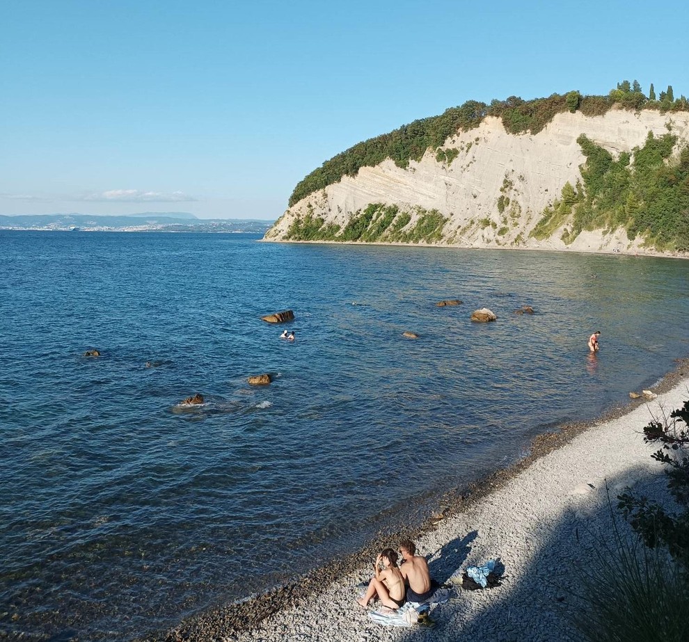 Ker gre za divjo plažo, na njej ni najti košev za smeti, zato če jo obiščeš, poskrbi, da s seboj …