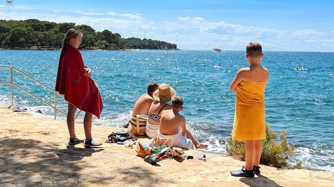 Ojej! Napadom na hrvaški plaži ni videti konca, zdaj se kopalci celo bojijo iti v vodo