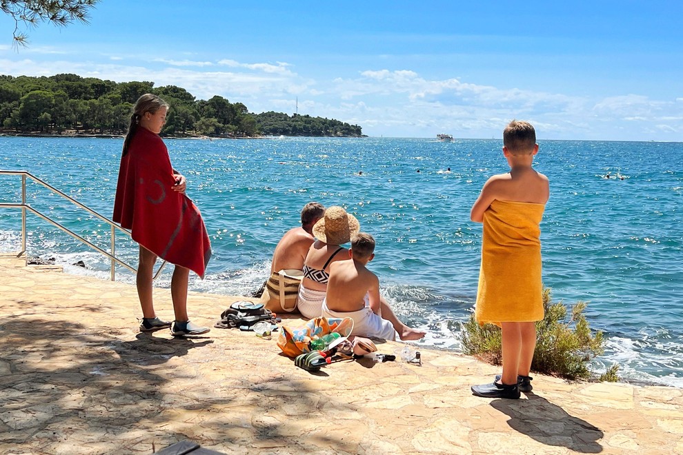 Verjetno že veš, da se na območju plaže Slatina na hrvaškem dalmatinskem otoku Čiovo se od začetka meseca giblje morska …