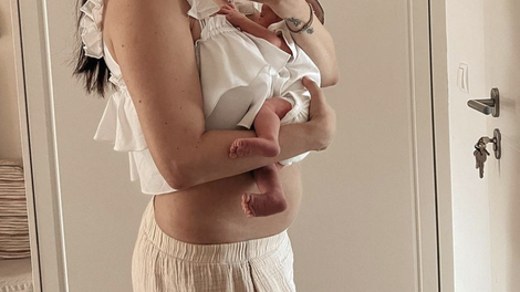 Brez sramu in olepševanj: Znana Slovenka pokazala, kako je videti po porodu (FOTO)
