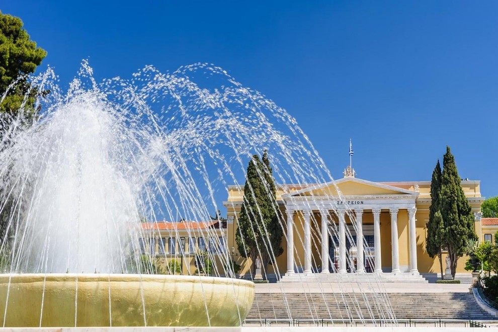 Ali lahko kot turist obiščete prestižno palačo v Atenah, ki bo kmalu gostila številne zvezdnike? (Ne potrebujete VIP-vabila)