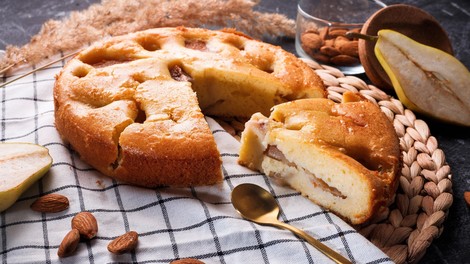 Recept: Božaaanski kolač s hruškami, ki naravnost diši po jeseni
