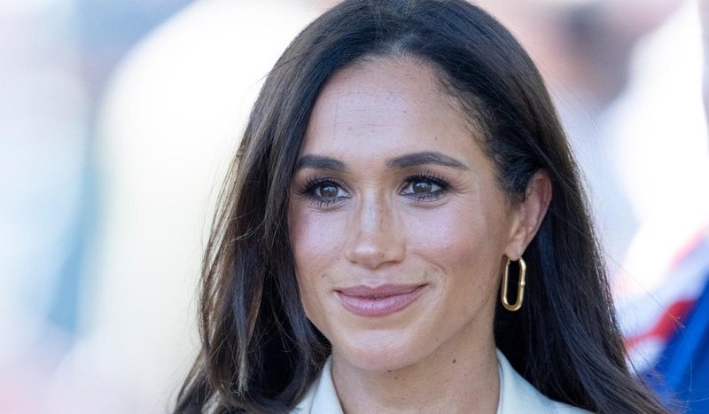 Meghan Markle modre hlače moder pulover