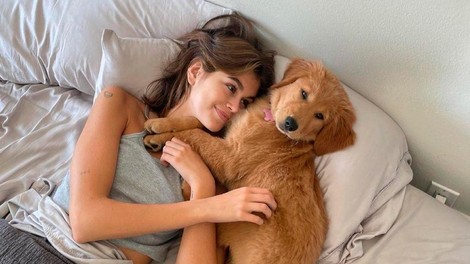 Raziskava pojasnjuje: Kaj se zgodi, če domači ljubljenčki spijo s tabo v postelji?