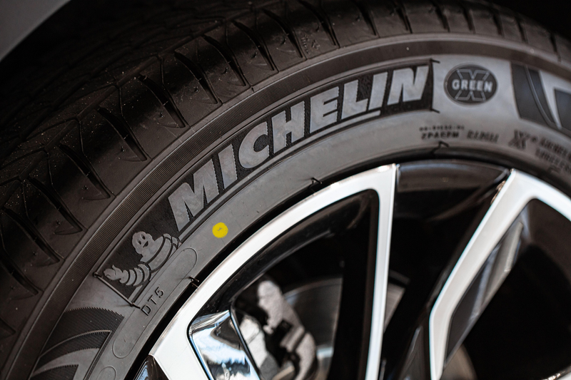 Si na zunanji strani pnevmatike opazila barvno pikico? Razkrivamo odgovor, čemu služi!