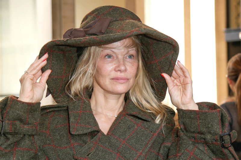 Pamela Anderson razkrila srce parajoč razlog, zakaj je bila na tednu mode v Parizu nenaličena