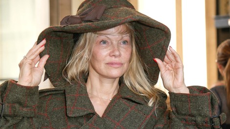 Pamela Anderson razkrila srce parajoč razlog, zakaj je bila na tednu mode v Parizu nenaličena