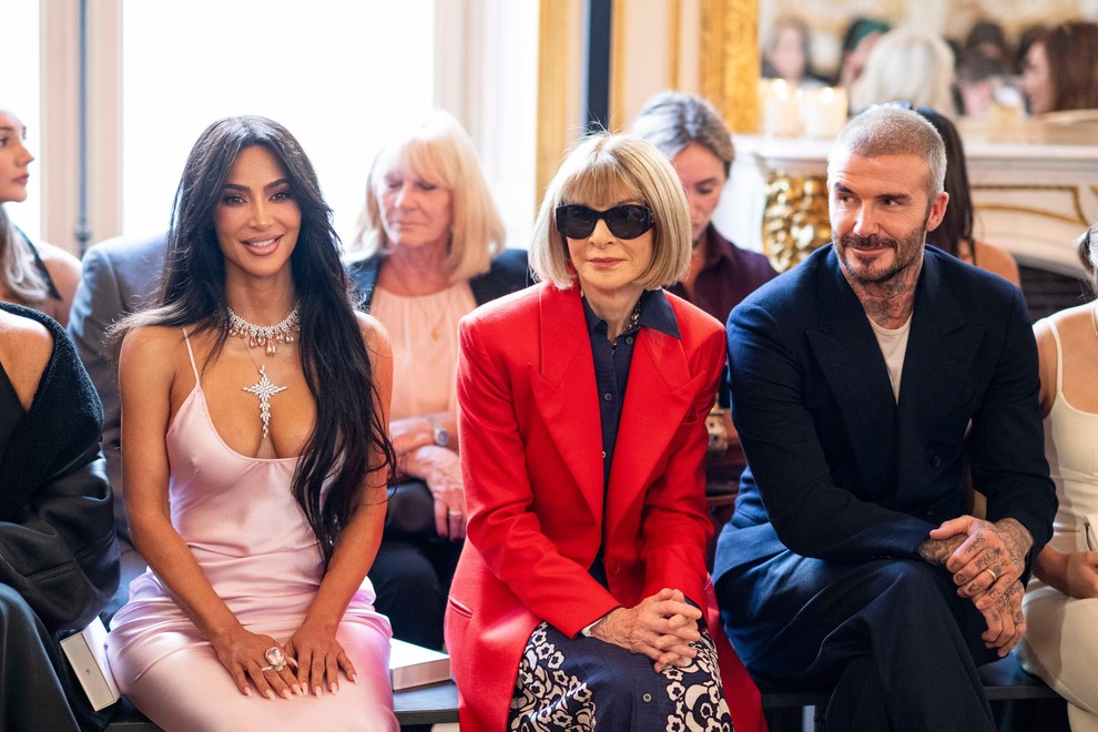 David Beckham je sedel v prvi vrsti tik ob boku modni ikoni Anni Wintour in resničnostni zvezdnici Kim Kardashian. In …