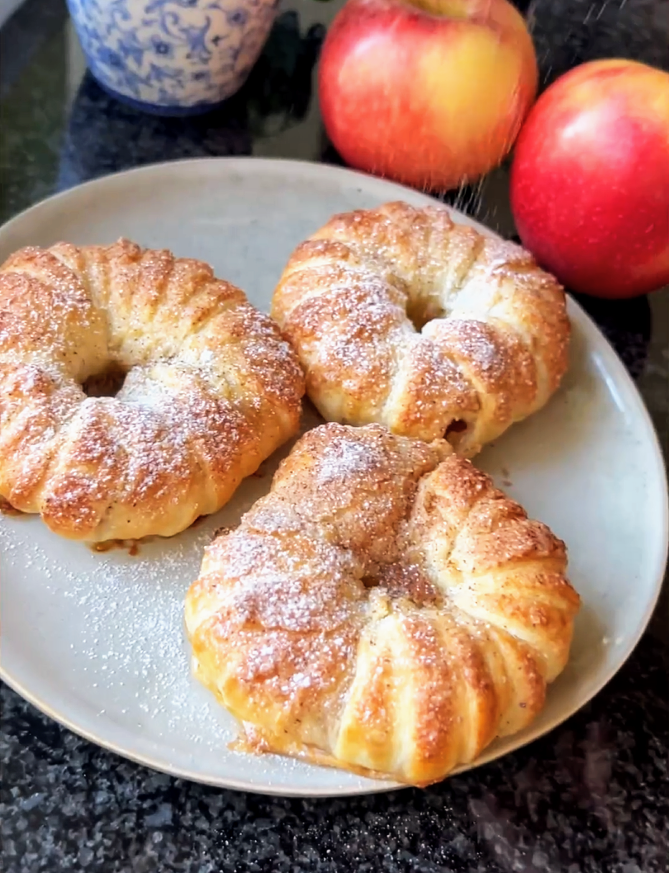 Recept: Imaš doma veliko jabolk? Pripravi te jabolčne krofke iz le 5 sestavin (+ pripravljeni v pol ure) (foto: Prt Scr/Instagram @mackanskost)