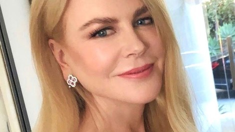 Eleganten in drag videz: Na tako šik način bele superge kombinira Nicole Kidman