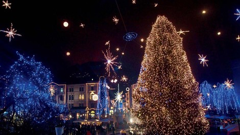 Jaaaa! V Ljubljani so začeli nameščati lučke - toliko bodo znašali stroški okrasitve (FOTO)