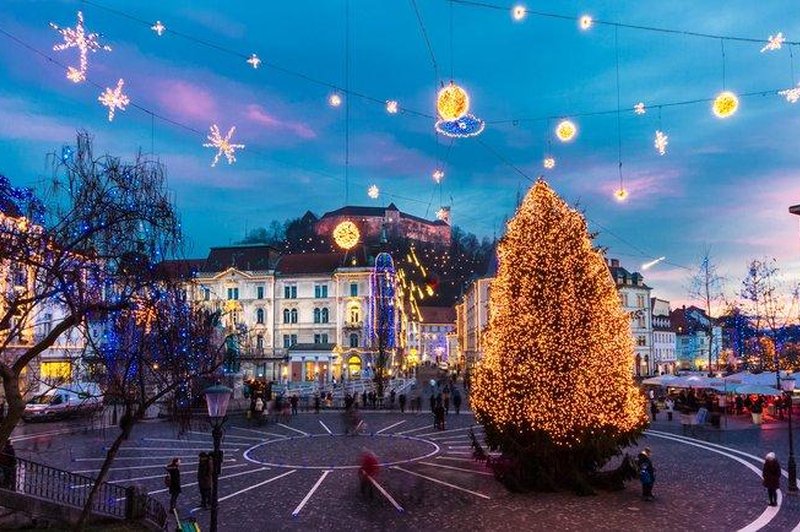 Še malo in po slovenskih mestih se bodo prižgale težko pričakovane praznične lučke. (foto: Shutterstock)
