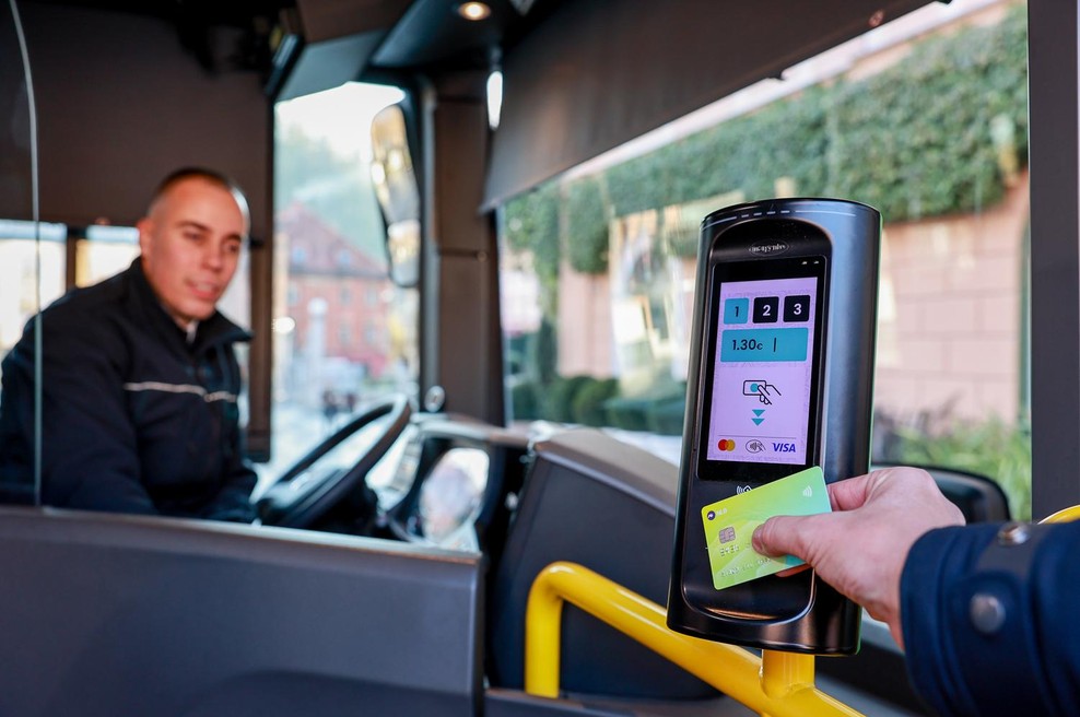 PLAČILNA KARTICA ODSLEJ TUDI VAŠA VOZOVNICA (foto: promocijska fotografija)