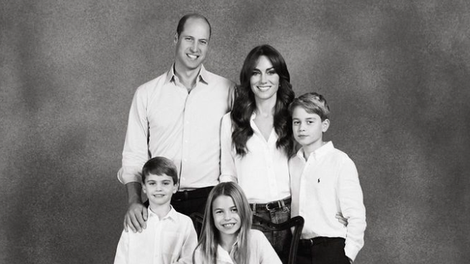 Saj ni res! Kraljeva družina objavila ponesrečeno družinsko fotografijo, ki razkriva, kaj so želeli skriti