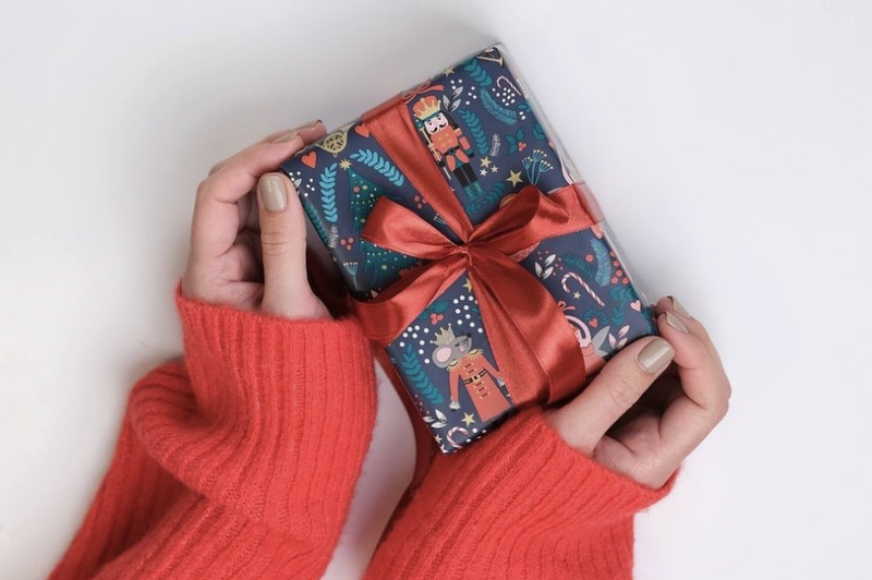 Kupuješ božična darila? V tej čudoviti trgovinici najdeš skrbno izbrane in raznolike izdelke 🎁 (foto: Screenshot/Smile Concept Store)
