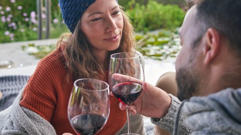 Ali pitje rdečega vina res lajša menstrualne krče? Zdaj imamo odgovor!