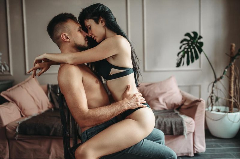 Zate imamo noro dobre seks položaje na stolu, ki jih nujno preizkusita še nocoj (foto: Shutterstock)