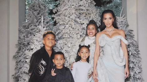 Saj ni res! Najprej ponesrečeno fotografijo objavila kraljeva družina, zdaj pa še Kim Kardashian