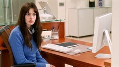 anne-hathaway-hudicevka-v-pradi-za-mizo-moder-pulover