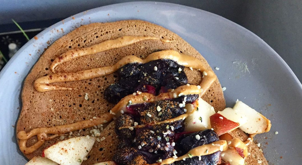 Ni boljšega razloga za vstajanje iz tople postelje v hladnih jutrih kot vonj po palačinkah. (foto: Instagram/Screenshot)