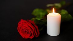 svečka in vrtnica ob žalovanju