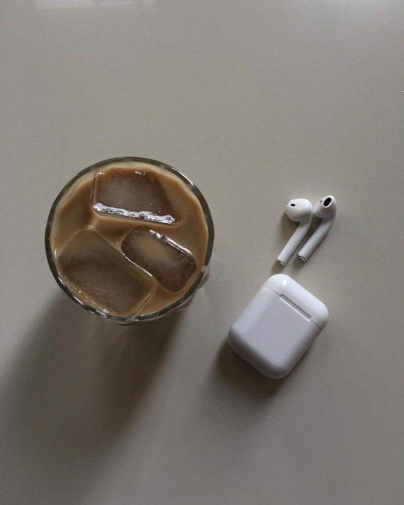 Ali veš, kako pravilno očistiti brezžične slušalke, ne da bi jih uničila? Imamo odgovor! (foto: Instagram @theminimaljourney_)