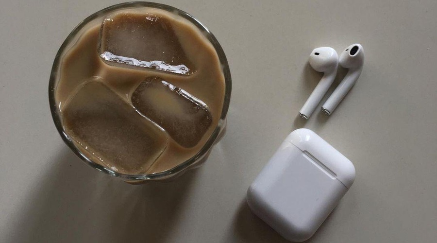 Ali veš, kako pravilno očistiti brezžične slušalke, ne da bi jih uničila? Imamo odgovor! (foto: Instagram @theminimaljourney_)