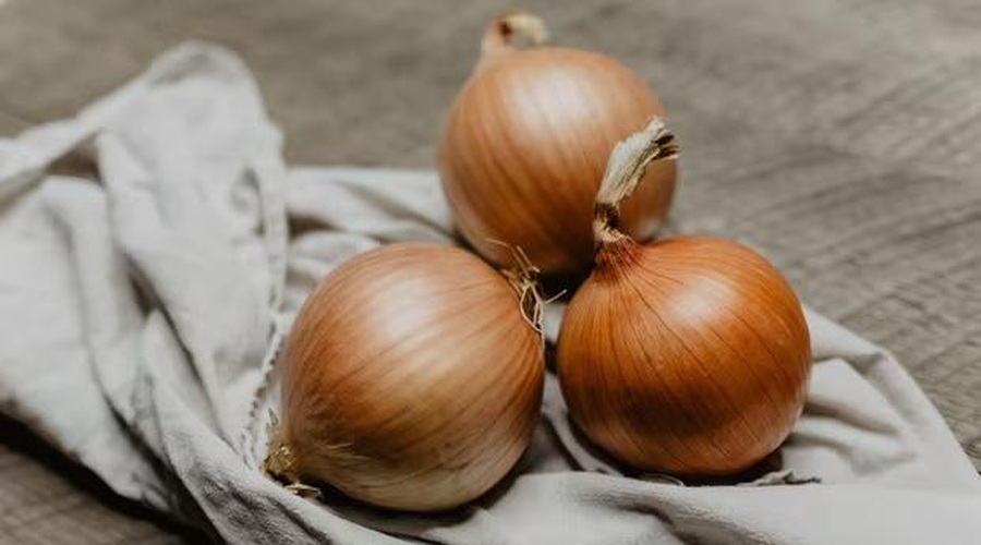 Ali olupek od čebule mečeš v smeti? Nikar, si namreč vedela, da ... (foto: Profimedia)