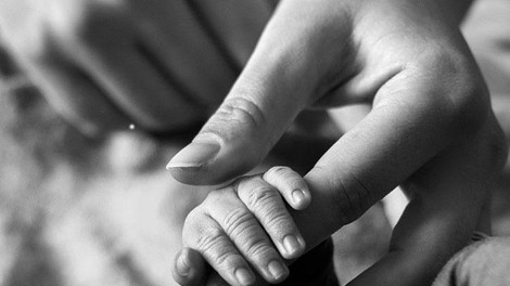 Znana Slovenka razkrila tragično zgodbo: Le nekaj dni po rojstvu sina z dvema otrokoma ostala sama