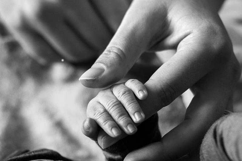 Znana Slovenka razkrila tragično zgodbo: Le nekaj dni po rojstvu sina z dvema otrokoma ostala sama (foto: Profimedia)