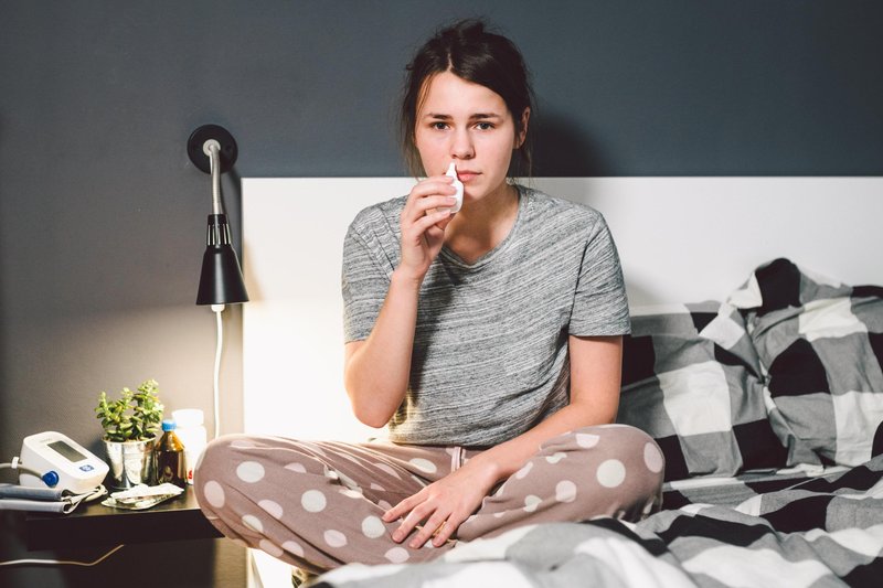Sezona prehladov, grip in covida je v polnem teku. Vse to so stanja, katerih simptom je lahko zamašen nos (tudi alergije), in čeprav ni nevaren simptom, je zagotovo eden najbolj neprijetnih. (foto: Profimedia)