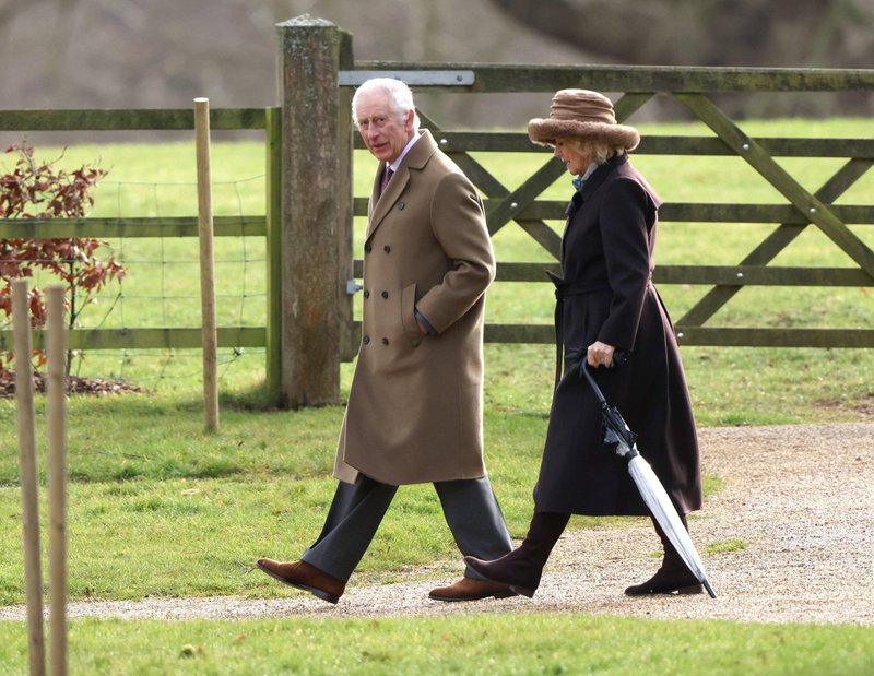 Maša je potekala v cerkvi sv. Marije Magdalene v bližini njegovega posestva in rezidence Sandringham v Norfolku, tja pa se je odpravil v spremstvu kraljice Camille.