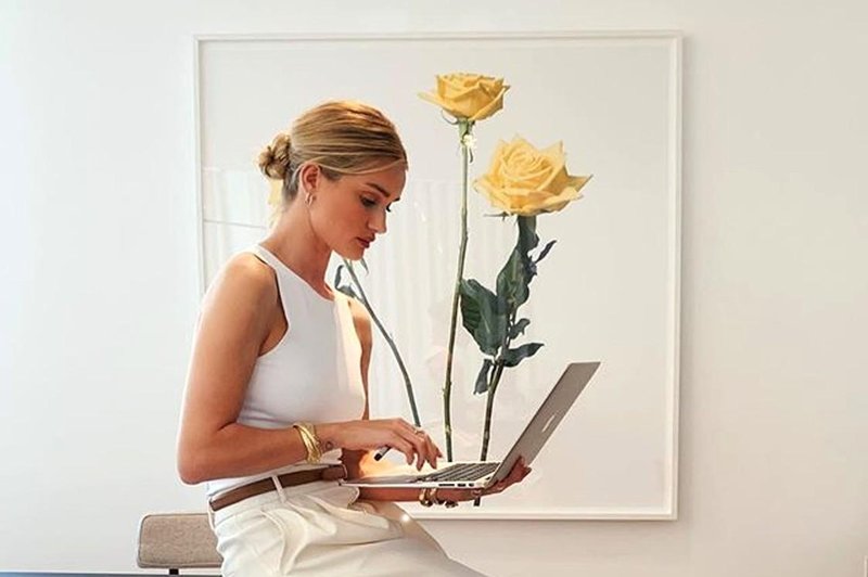 8 nasvetov za delo od doma, s katerimi boš res uspešna in efektivna (foto: rose-huntington-whitley-sloni-ob-mizi-bel-outfit-na-računalniku)