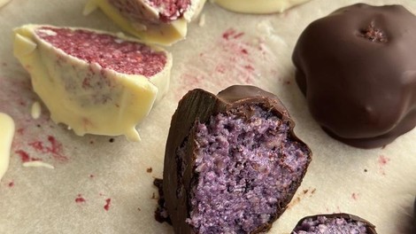 Recept: Zdrave čokoladne kroglice iz jagodičja, ki te bodo začarale (naredi jih že danes)