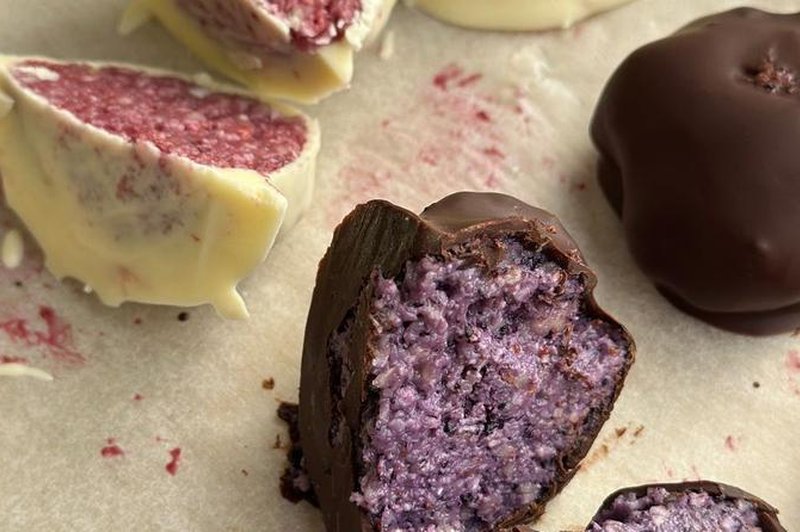 Te kroglice je enostavno narediti, s kombinacijo jagodičevja, čokolade in indijskih oreščkov pa nikoli ne boš zgrešila (foto: Instagram/jshealth)