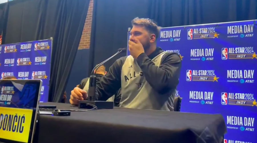 Luki Dončiču je na novinarski konferenci uteklo, spodrsljaj je takoj obžaloval (našli smo VIDEO) (foto: Youtube posnetek zaslona)