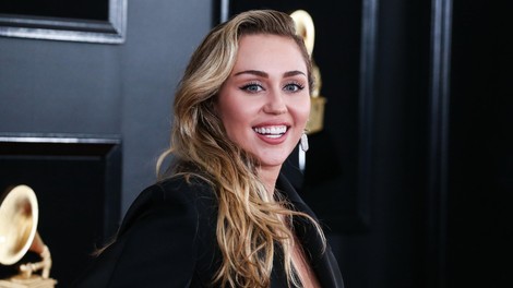 Razvpita Miley Cyrus v redkem pogovoru razkrila, s kom in kako je izgubila nedolžnost