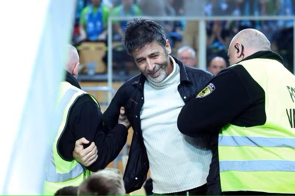 Kaj takšnega! Znani igralec med košarkarsko tekmo med Slovenijo in Izraelom skočil na igrišče in ... (VIDEO) (foto: Borut Živulović/Bobo)